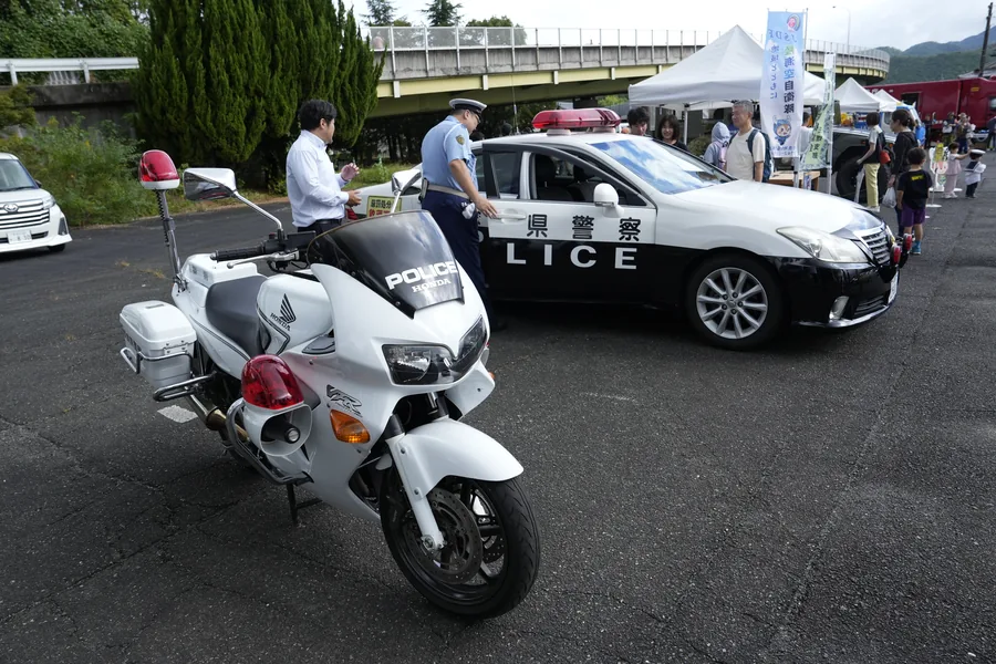 パトカーと白バイの展示